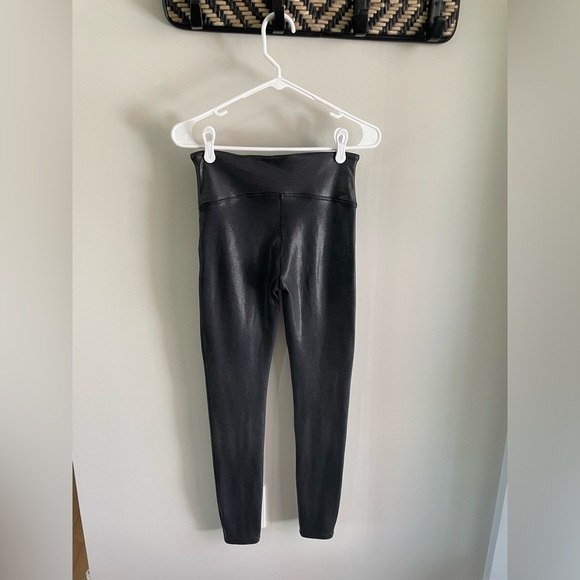 Spanx Faux Leather Black Snake Skin Leggings - Size Medium - Picture 10 of 16